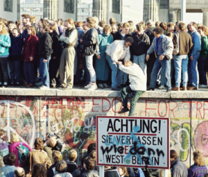 A Saluzzo una mostra con le immagini della caduta del Muro di Berlino