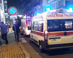 Scantinato a fuoco in corso Nizza, il fumo invade i portici