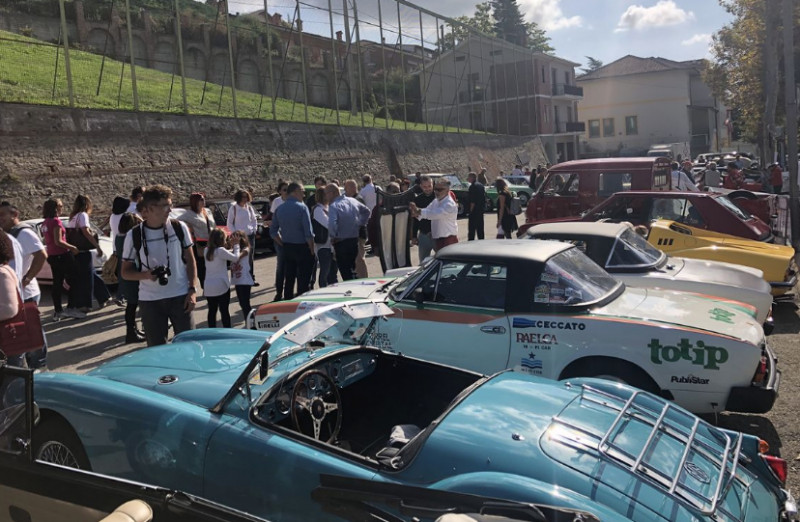 Cinquanta equipaggi su auto d'epoca a Monforte d'Alba per 'Ruote nella Storia'