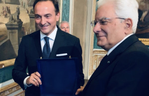 Alberto Cirio ha consegnato a Mattarella il 'drapò' del Piemonte