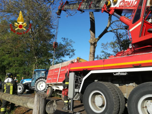 Trattore urta un’auto a Cervasca, intervengono i Vigili del Fuoco