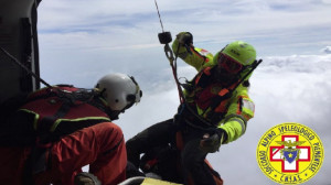 Alpinista precipita per decine di metri da un torrione del Monviso: è ferito, ma cosciente