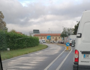 Camion perde olio sulla strada, tamponamenti e traffico in tilt a Madonna dell'Olmo