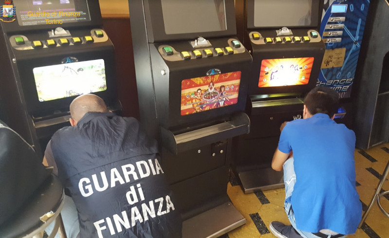 Slot machine manomesse per evadere il fisco: sequestri della Finanza anche in provincia di Cuneo
