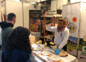 Assaggi di Bra, Raschera e Crudo di Cuneo a ruba durante la Fiera del Marrone