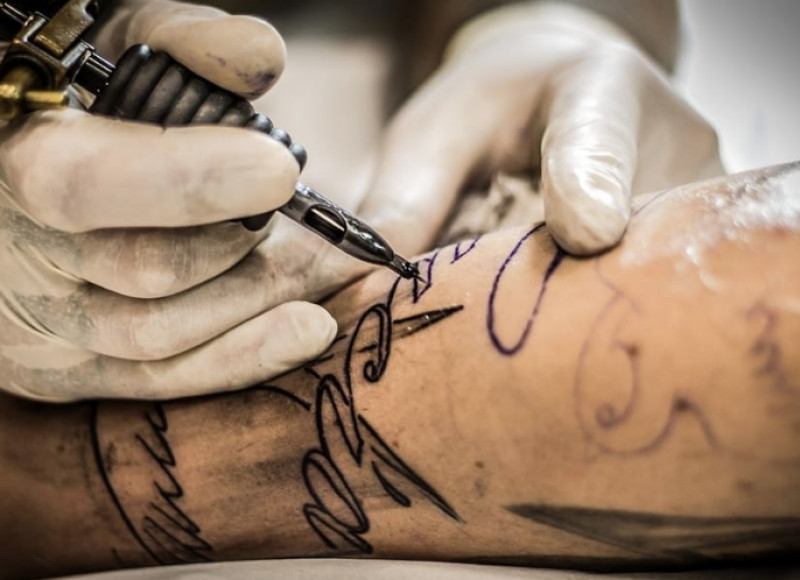 Tatuaggi 'in nero': tatuatore cuneese evade oltre 300 mila euro, scoperto dalla Guardia di Finanza