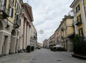 Via Roma si veste a festa: iniziata l'installazione delle luminarie natalizie