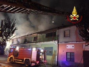 In fiamme l’ex stabilimento Fonti San Maurizio a Roccaforte Mondovì