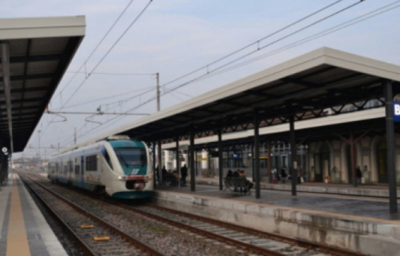 'Nella tratta Fossano-Cuneo passeggeri stipati come sardine sul treno'