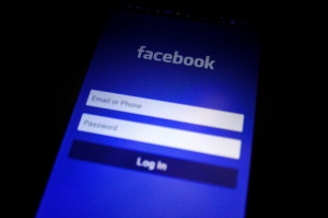 L’ex fidanzata vuole abortire, lui viola il suo profilo Facebook per dirlo a tutti: condannato