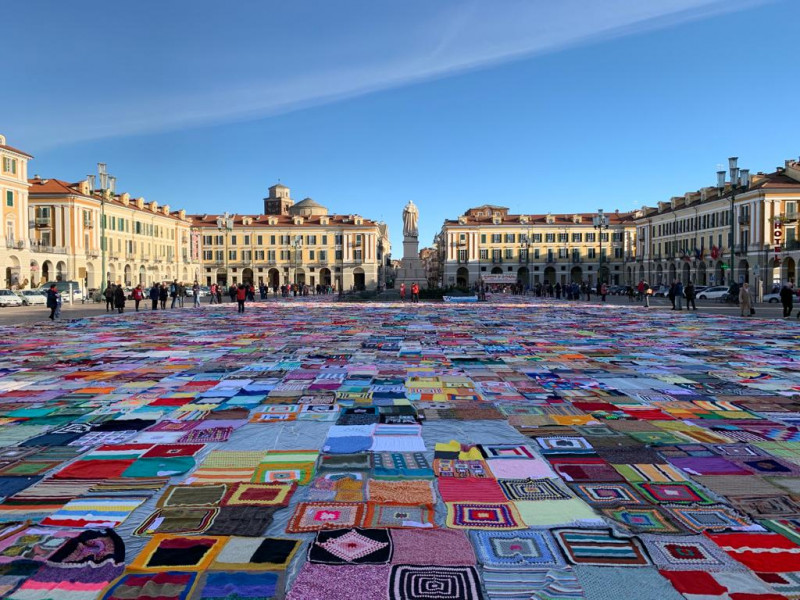 Oltre 14 mila coperte hanno riempito piazza Galimberti per dire NO alla violenza sulle donne