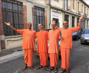 Monaci Hare Krishna per le strade di Alba, Bra e Savigliano