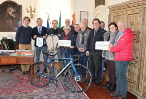 Bra: ricevuti in Municipio i pedalatori braidesi de 'La Storia in bici'