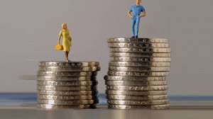 A parità di lavoro una donna guadagna il 14 percento in meno di un uomo