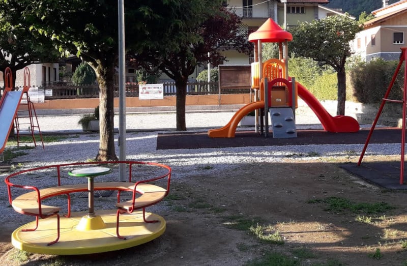 La parrocchia e il Comune hanno finanziato il 'restyling' del parco giochi di Monterosso Grana
