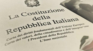 Il sindaco di Vignolo consegna la Costituzione ai neo maggiorenni