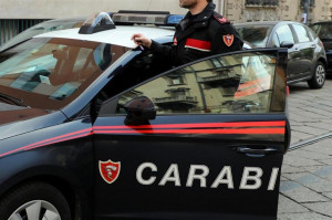 Rapinano una tabaccheria aggredendo il titolare, i Carabinieri e la Polizia Locale: arrestati due giovani