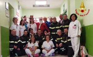 Pompieri in pediatria: il Natale dei Vigili del Fuoco all’ospedale Santa Croce