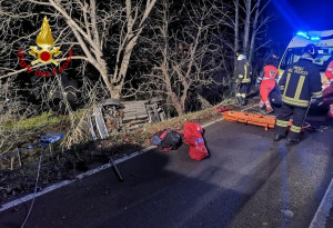 Auto ribaltata ad Alba, intervengono i Vigili del Fuoco