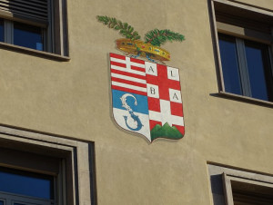 Lo stemma della Provincia sulle facciate della sede di Cuneo