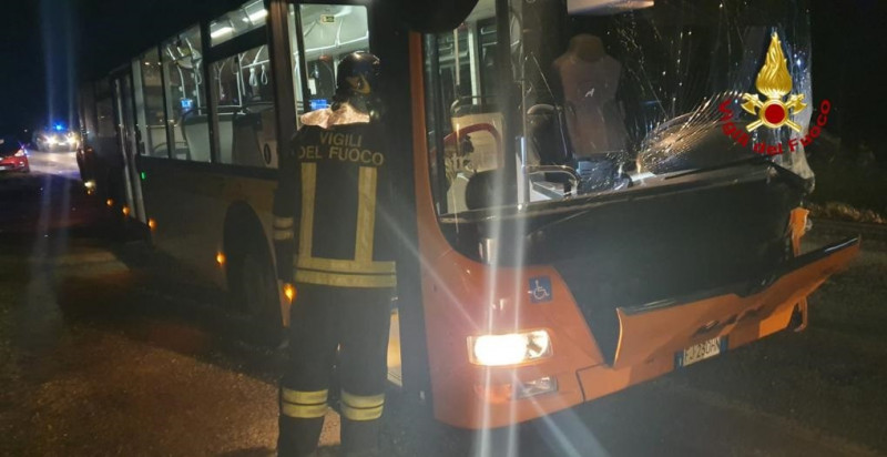 Auto contro bus tra San Pietro del Gallo e Passatore, morta una donna 49enne