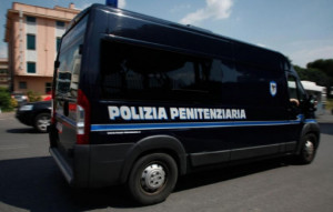 Incendiarono un furgone della Polizia Penitenziaria di Saluzzo, arrestati in cinque