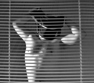 Boves, la denuncia: ‘Il vicino si masturba nudo in pubblico’. Ma il tribunale lo assolve