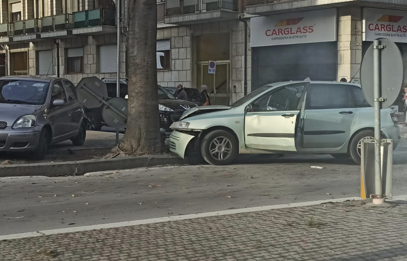 Cuneo, incidente in corso IV Novembre, auto contro un albero