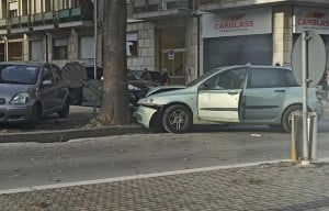 Cuneo, incidente in corso IV Novembre, auto contro un albero