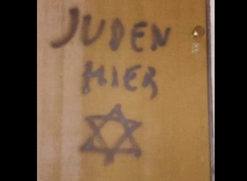 Mondovì, una fiaccolata per rispondere alle scritte antisemite sulla casa che fu di Lidia Rolfi