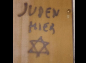 Mondovì, una fiaccolata per rispondere alle scritte antisemite sulla casa che fu di Lidia Rolfi