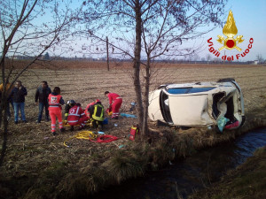 Cuneo, finisce con l’auto in un campo lungo la strada per Centallo