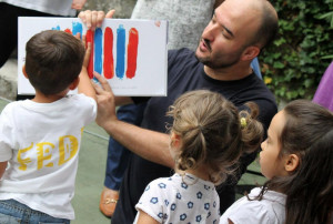 Dario Apicella legge 'Il nido dei libri!' alla biblioteca di Alba