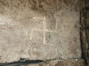 Valdieri, una svastica incisa sul presepe nelle ex scuole medie