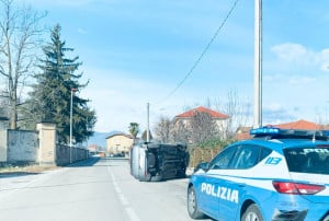 Madonna dell'Olmo, automobile ribaltata su un fianco in via della Battaglia