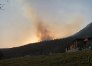 Tre incendi boschivi a Villar San Costanzo, continua il lavoro dei Vigili del Fuoco (FOTO E VIDEO)