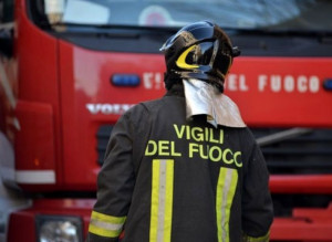 Raffiche di vento a Paesana, tegole si staccano dal tetto di un condominio
