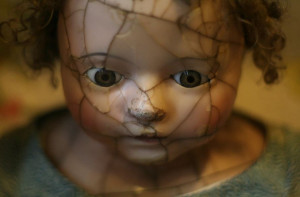 Botte e maltrattamenti a una bambina: a processo il finto ‘papà’ e sua sorella