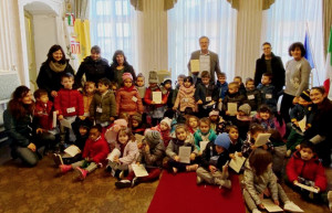 I bambini della scuola dell'infanzia di Busca ricevuti dal sindaco Marco Gallo