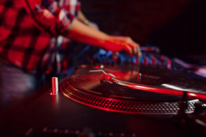 'Qual è la posizione dell'Amministrazione comunale sulla musica nei locali cittadini?'