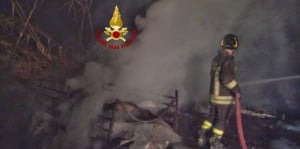 Capannone in fiamme a Monteu Roero, intervengono i Vigili del Fuoco