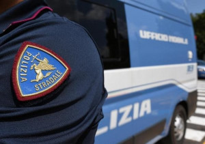 Autobus per il trasporto studenti aveva i freni malfunzionanti: bloccato dalla Polstrada