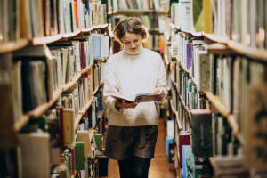 Elena Ferrante e Maurizio de Giovanni tra gli autori più 'prestati' delle biblioteche di Cuneo