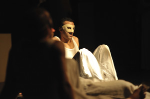 Trenta detenuti del carcere di Saluzzo raccontano sul palco la storia sbagliata di Ulisse
