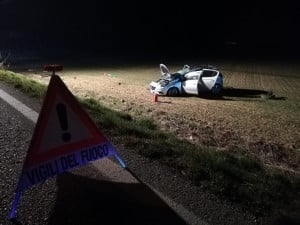 Auto fuori strada a San Benigno, ferito il conducente