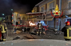 Paesana, carro di Carnevale a fuoco davanti al Comune