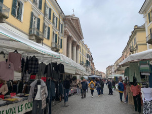 Al mercato di Cuneo il Coronavirus non fa paura, ma mancano le bancarelle dei cinesi e... i clienti francesi 