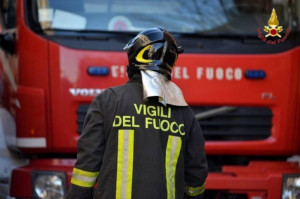 In fiamme il tetto di un'abitazione, intervento dei Vigili del Fuoco a Verzuolo