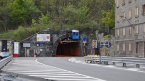 Vaga con un coltello nel tunnel di Tenda, condannato a quattro mesi