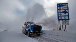 Nevica sul colle della Maddalena, strada chiusa ai mezzi pesanti